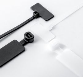 ;Twee naturel en twee zwarte markeerlabel kabelbinders, in verschillende varianten, op een witte achtergrond.;