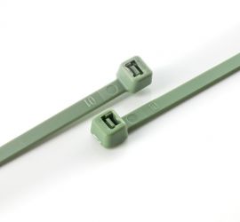 ;Twee groene polypropyleen kabelbinders op een witte achtergrond.