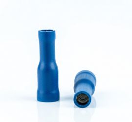 Twee blauwe geïsoleerde rondstekerhulzen, vrouwelijk, één rechtop staand en één liggend, op een witte achtergrond.