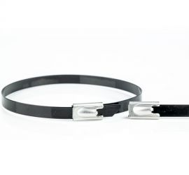 Een zwarte gecoate RVS AISI 316L kabelbinder, gebonden, zijaanzicht, naast de uitvergrote kop van een RVS kabelbinder.;Een zwarte gecoate RVS AISI 316L kabelbinder, gebonden, vooraanzicht, naast de uitvergrote kop van een RVS kabelbinder.