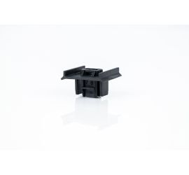 Een zwarte SC2 solar clip bevestigd op een open profiel - zijaanzicht.;Een zwarte SC2 solar clip op een witte achtergrond.