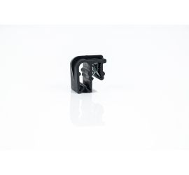 Twee zwarte SKC 1 solar clips, één met twee kabels er doorheen gevoerd, op een witte achtergrond.;Een zwarte SKC 1 solar clip op een witte achtergrond.