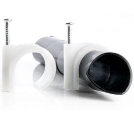 Twee naturel spijkerclips, één met een buis door het oog gevoerd, op een witte achtergrond.;Twee naturel spijkerclips, één met een kabel door het oog gevoerd, op een witte achtergrond.