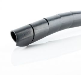 Een zwarte spiraalband met kabels er doorheen gevoerd, om een profiel gebonden.;Een zwarte spiraalband, uitvergroot, op een witte achtergrond.