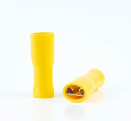 Twee gele volledig geïsoleerde vlakstekerhulzen, één rechtop staand en één liggend, op een witte achtergrond.